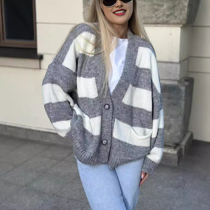 Kvinnes koselige oversized cardigan med moderne striper og lommer Skjora