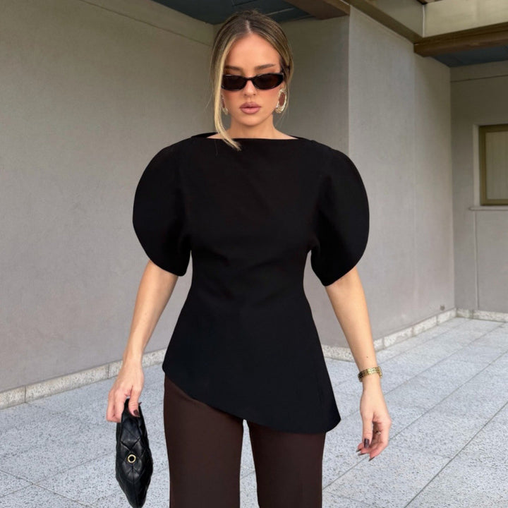 Damebluse med voluminøse pufferm og asymmetrisk kant Skjora