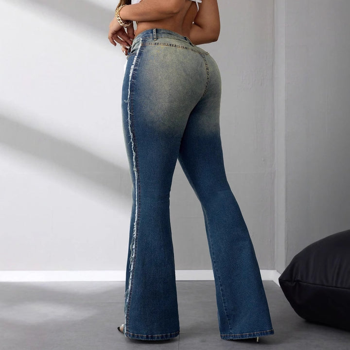 Dame Bootcut Jeans med høy midje laget av lett denim og fransete detaljer Skjora
