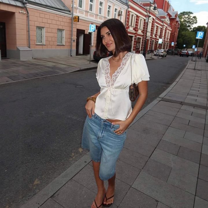 Damebluse med elegante blonder og figursydd passform Skjora