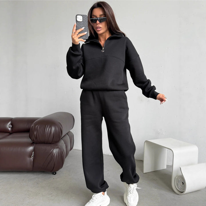Damer sporty fleece joggedress med høy krage og praktiske glidelåsdetaljer Skjora