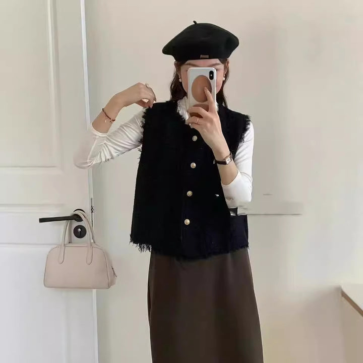 Dame sømløs strikket vest med elegante knappedetaljer og frynset kanter Skjora