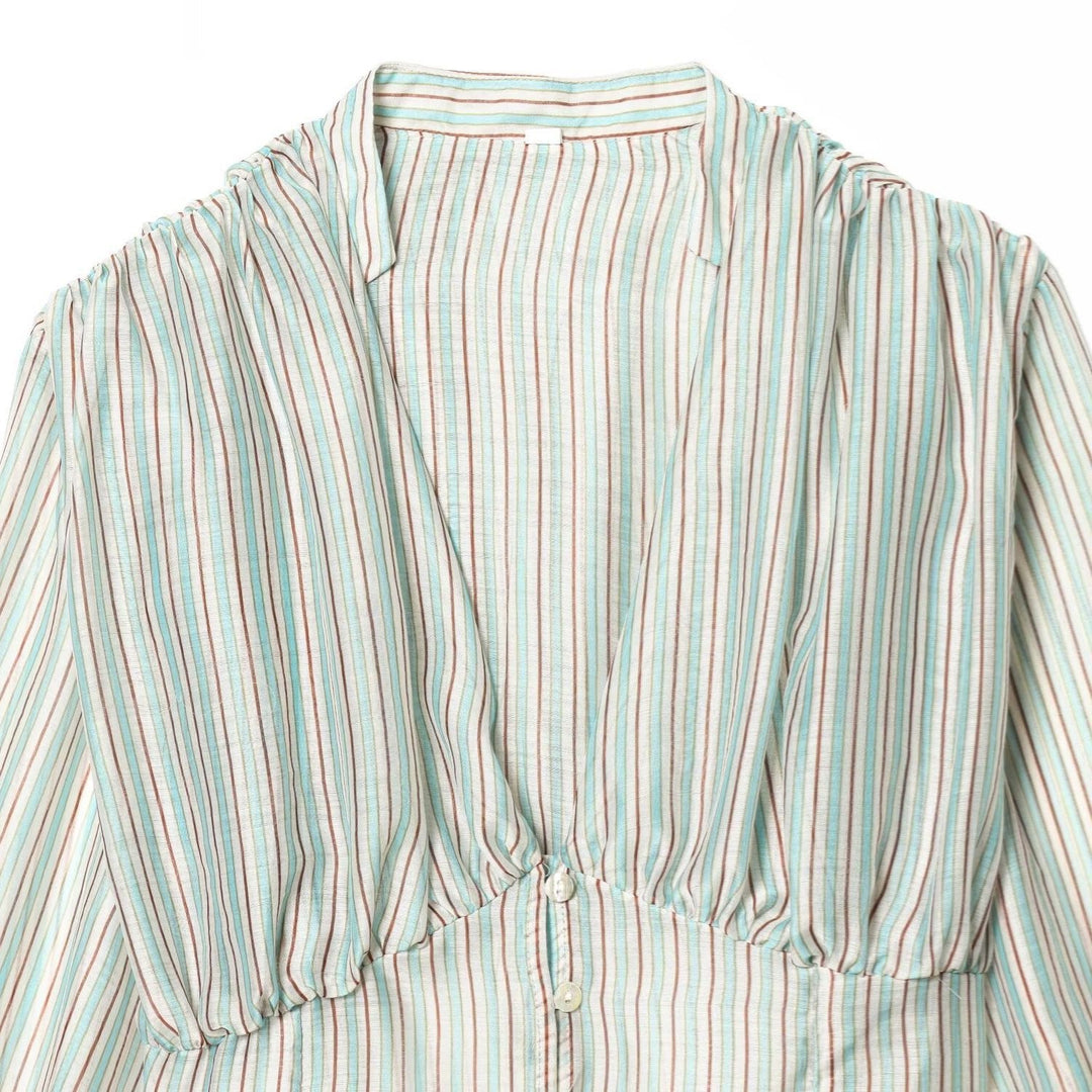 Damebluse med dyp V-hals og elegante volanger detaljer Skjora
