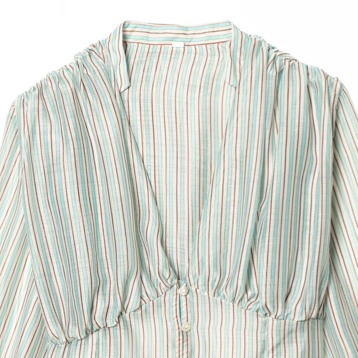 Damebluse med dyp V-hals og elegante volanger detaljer Skjora