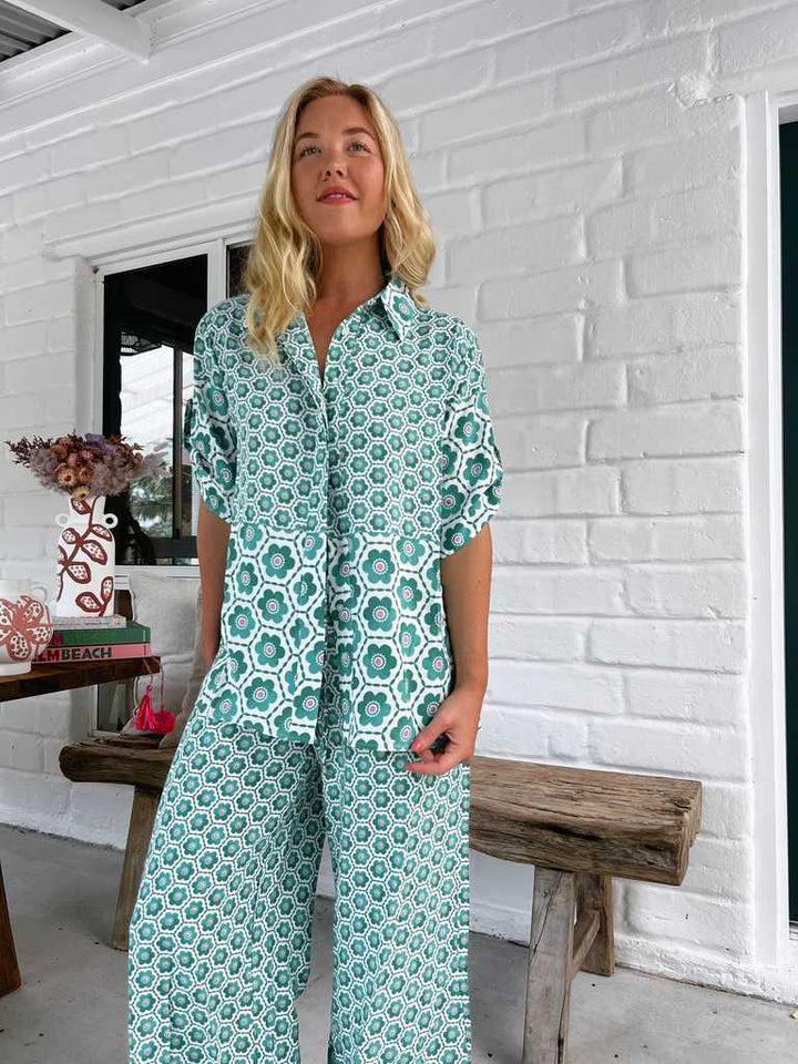 Kvinne chic bluse-bukse kombinasjon med blomstertrykk og løs passform