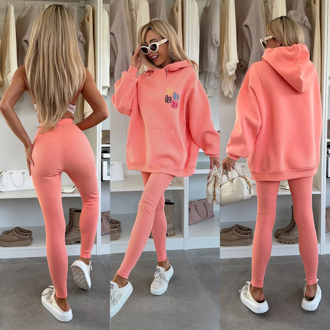 Kvinnens avslappede oversized hettegenser med fargerik logo og kengurulomme Skjora