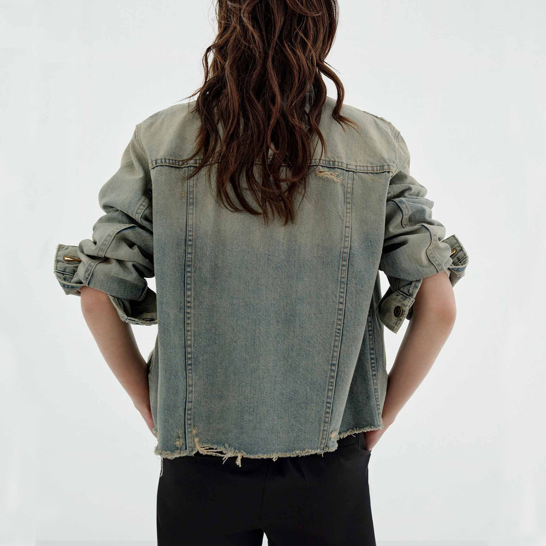 Dame moteriktig denimjakke i vintage-stil med avslappet snitt og frynsete detaljer Skjora
