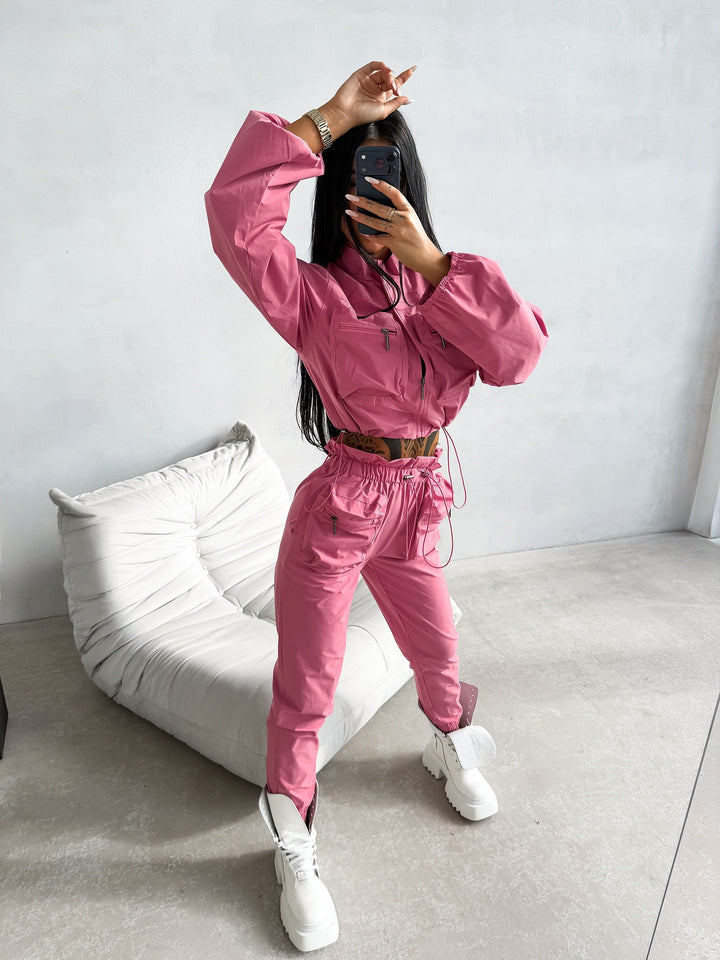 Kvinnelig urban sport loungewear-sett med stilfullt croppet topp og elastiske bukser Skjora