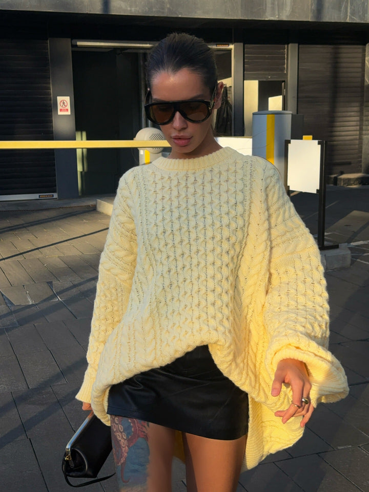 Kvinnes strikket genser i en avslappet oversized design med et stilig teksturert mønster Skjora