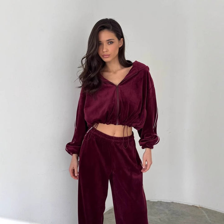 Kvinneluxus velour loungewear-sett med cropped topp og bred passform Skjora
