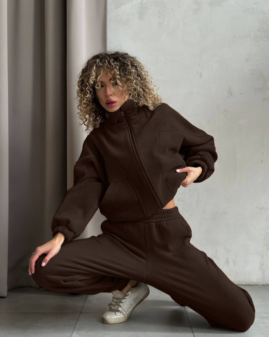 Kvinnelig sporty fleece treningsoverall med hette og lommer Skjora