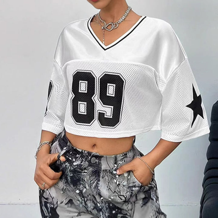 Dame sporty crop-top laget av pustende mesh-materiale med nummer CD-Skjora