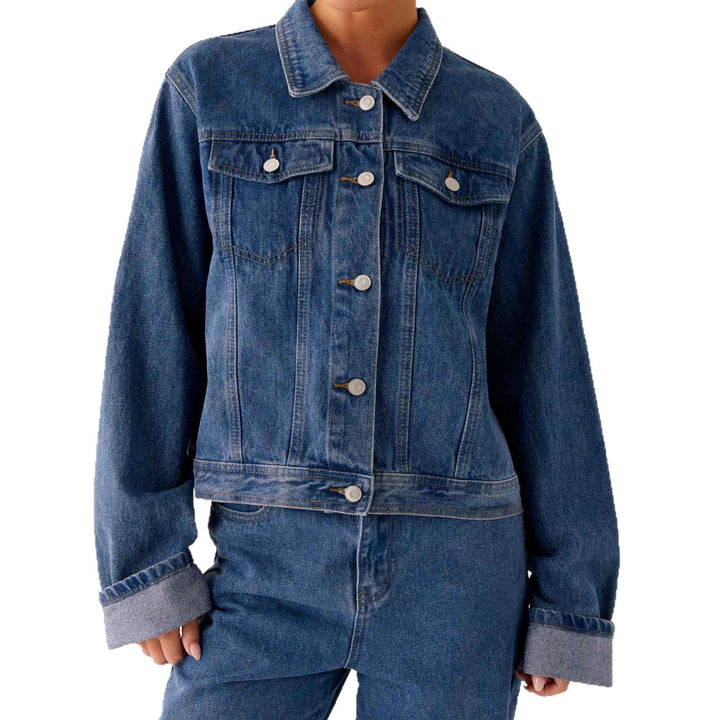 Dame trendy denimjakke i en avslappet passform med påsydde lommer og knappdetaljer Skjora
