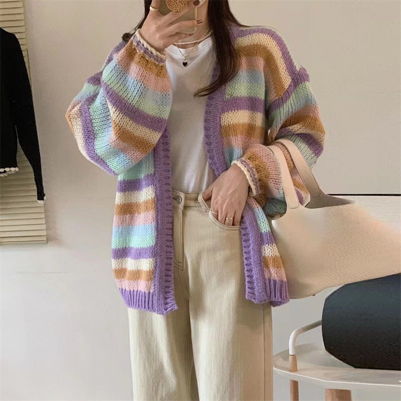 Kvinnens hverdagslige strikket cardigan med fargerik stripe mønster og vide ermer Skjora