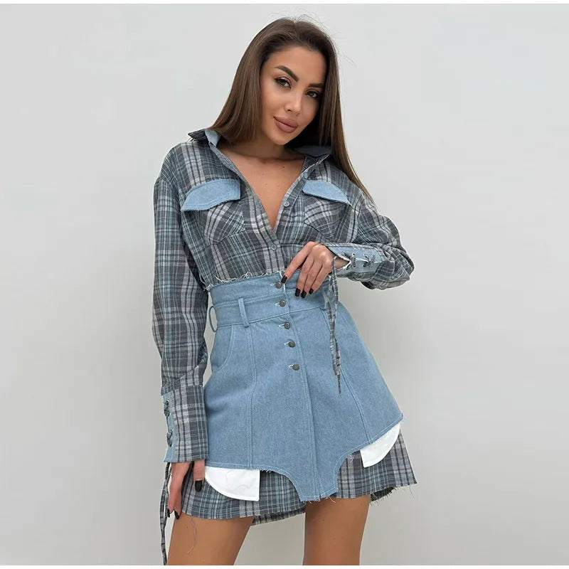 Kvinnelig rutet skjorte med denimkjole og beltedetaljer Skjora