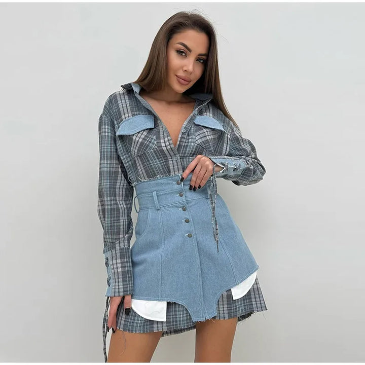Kvinnelig rutet skjorte med denimkjole og beltedetaljer Skjora