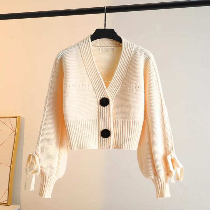 Kvinnes fashionable cardigan med voluminøse ermer og knappdetaljer Skjora