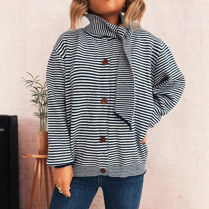 Kvinnens stripete strikket cardigan med høy krage og dekorative knapper Skjora