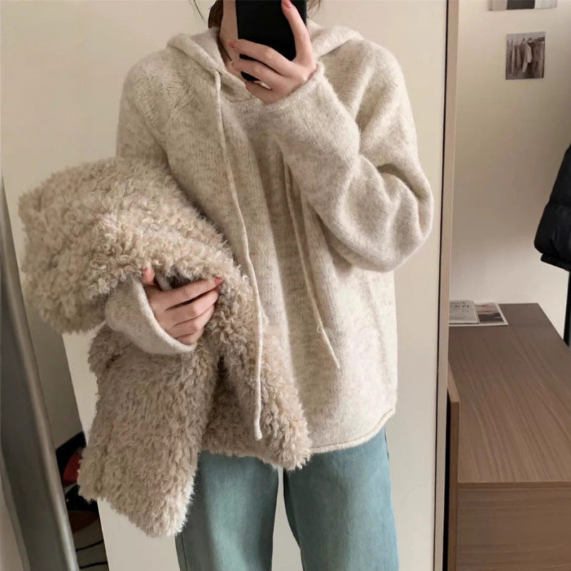 Dame koselig hettegenser laget av mykt fleece-materiale med kengurulomme Skjora