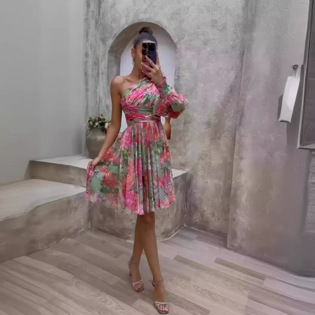 Kvinne Flowing Floral Dress med Asymmetrisk Design og Volangdetaljer Skjora