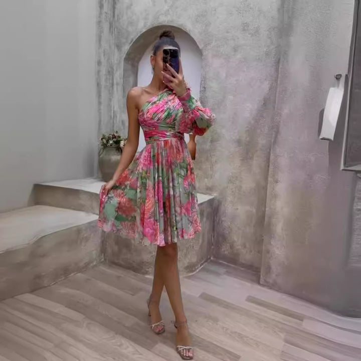 Kvinne Flowing Floral Dress med Asymmetrisk Design og Volangdetaljer Skjora
