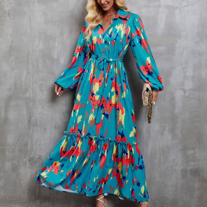 Kvinne maxi kjole med fargerik blomsterdesign og elegant midjebelte