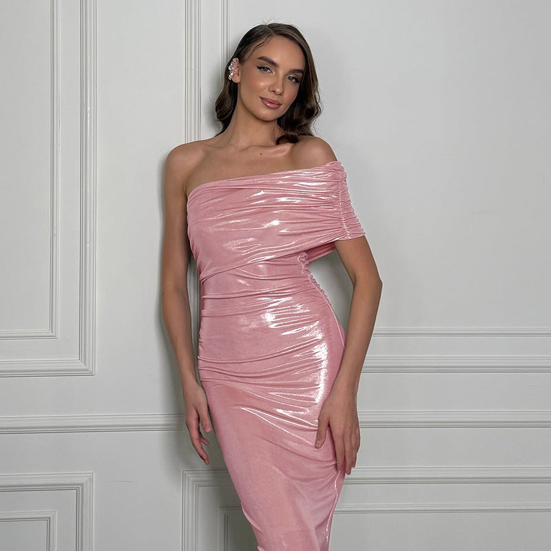 Dame offshoulder elegant omslagkjole med glitrende detaljer Skjora