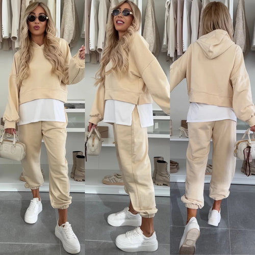 Kvinnelig sporty og moteriktig hettegenser sett med cropped snitt og komfortable bukser Skjora