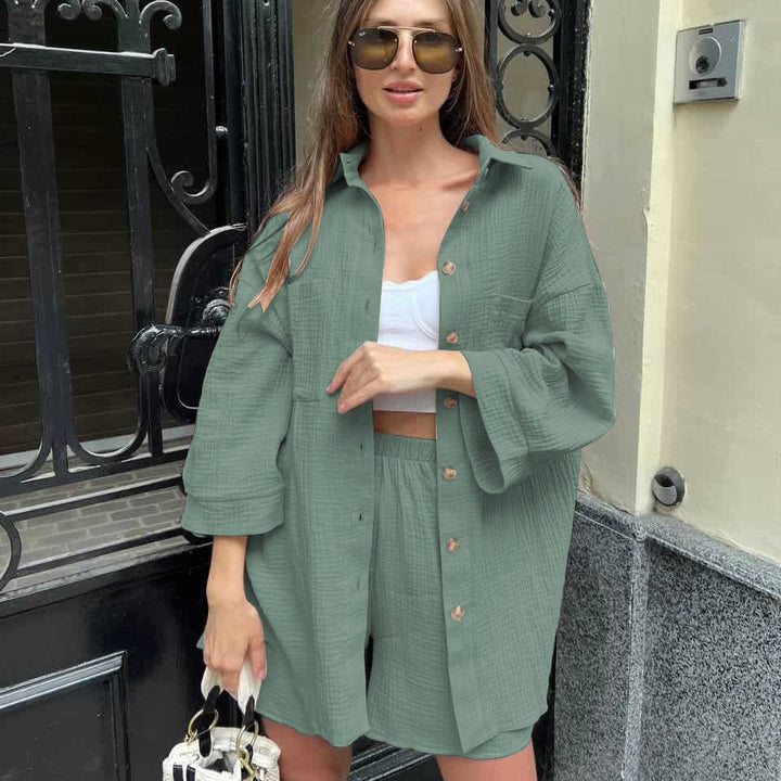Kvinnes casual kortermet kombinasjonssett med knapp-ned topp og behagelige shorts Skjora