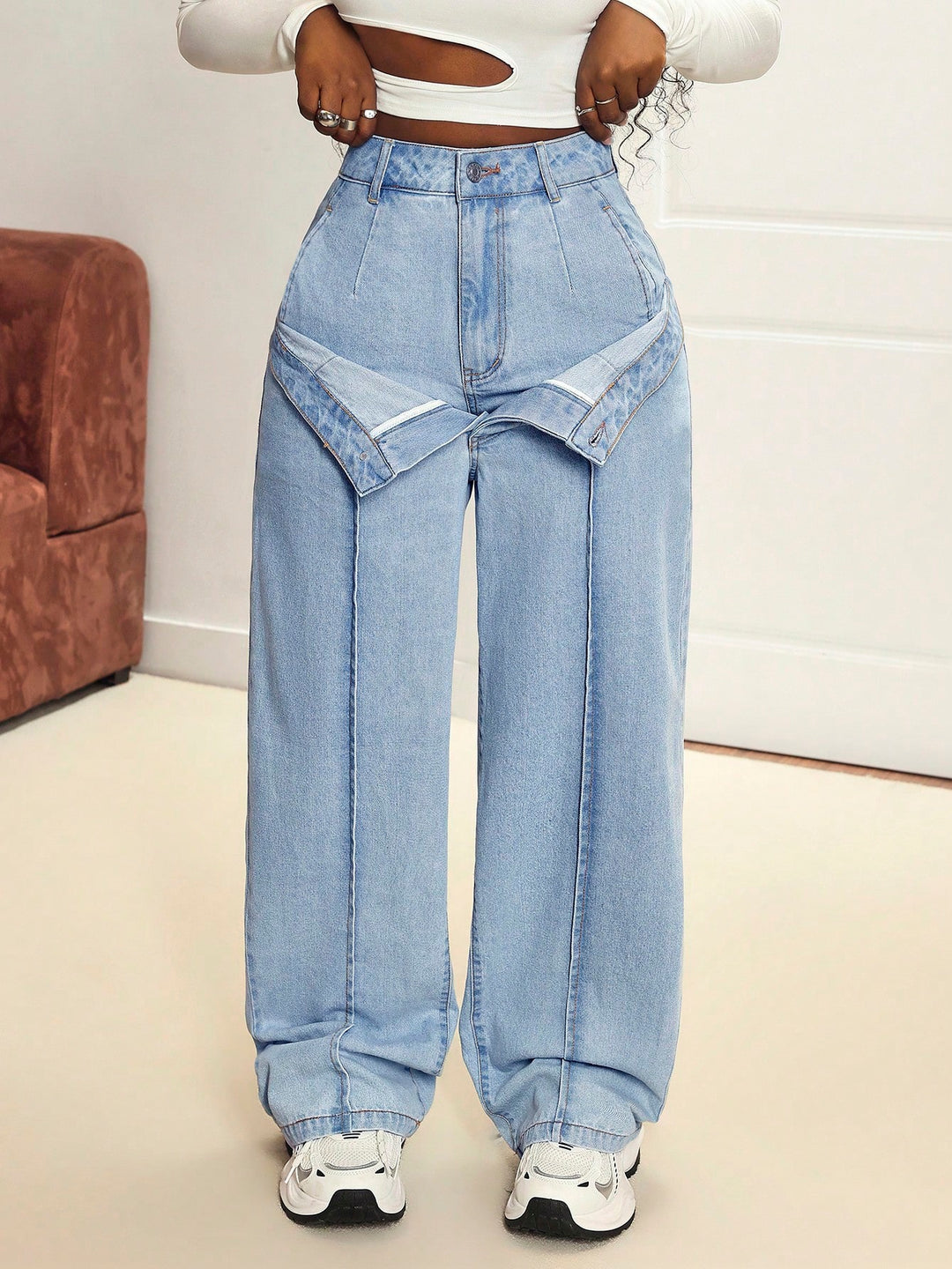 Kvinnenes vide jeans med innovativt snitt og asymmetrisk design Skjora