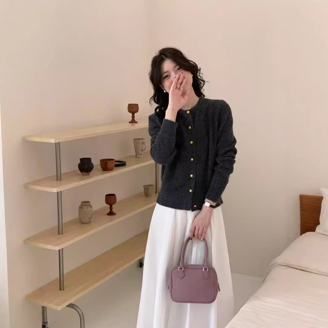 Kvinne cardigan med elegante knappdetaljer og mykt materiale Skjora