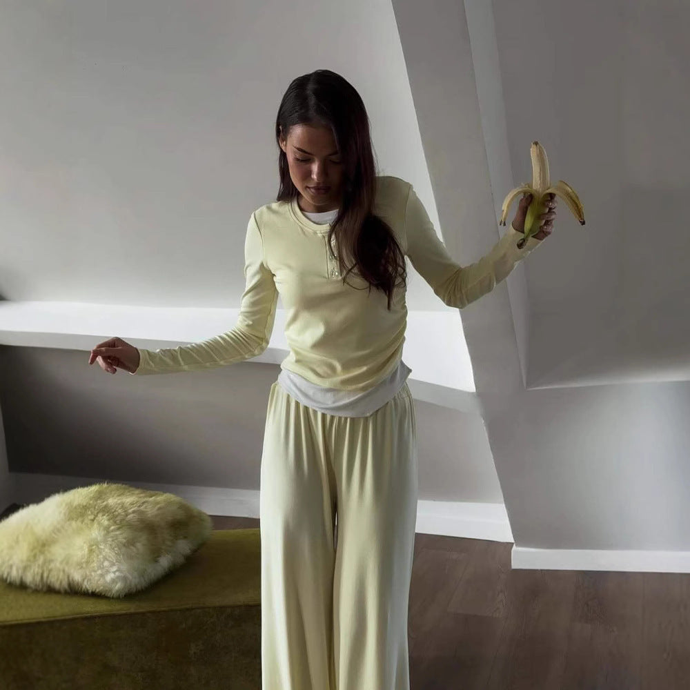 Kvinnelig moderne loungetsett med elegante knappe detaljer og løs passform Skjora