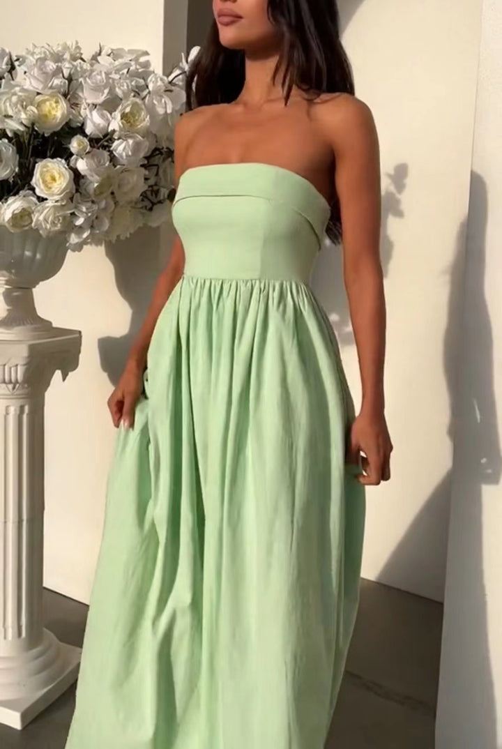 Kvinnelig elegant bustier maxikjole med flytende skjørt