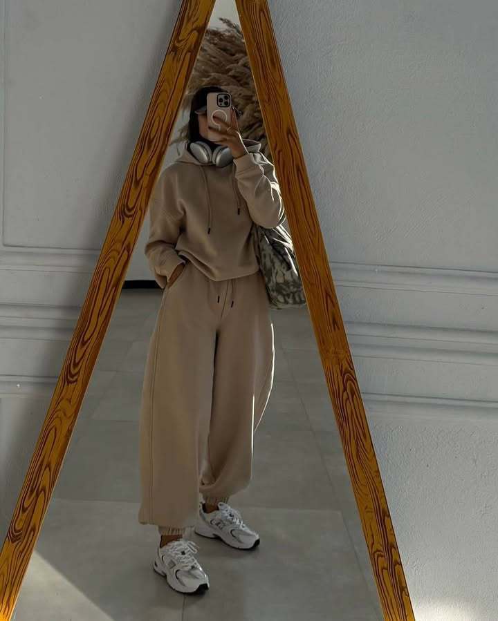 Kvinnelig komfortabel oversized loungewear-sett med hette Skjora