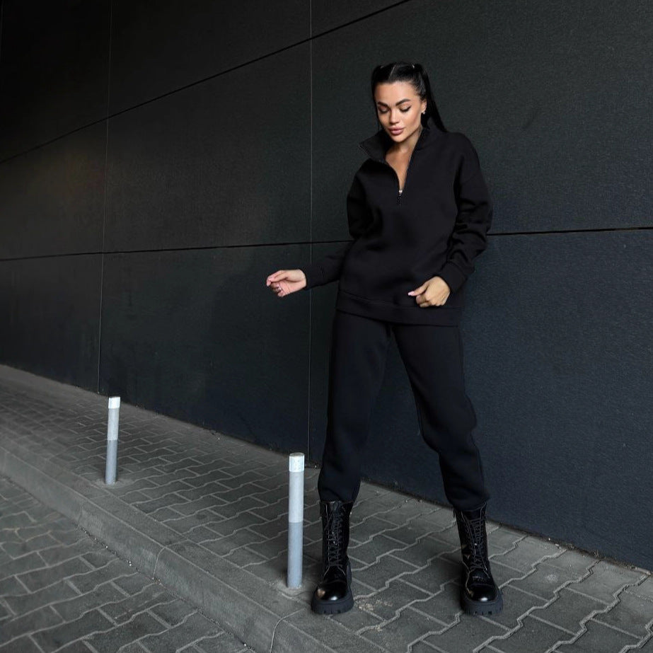 Kvinnelig koselig sweat suit med høy krage og praktiske glidelåsdetaljer Skjora