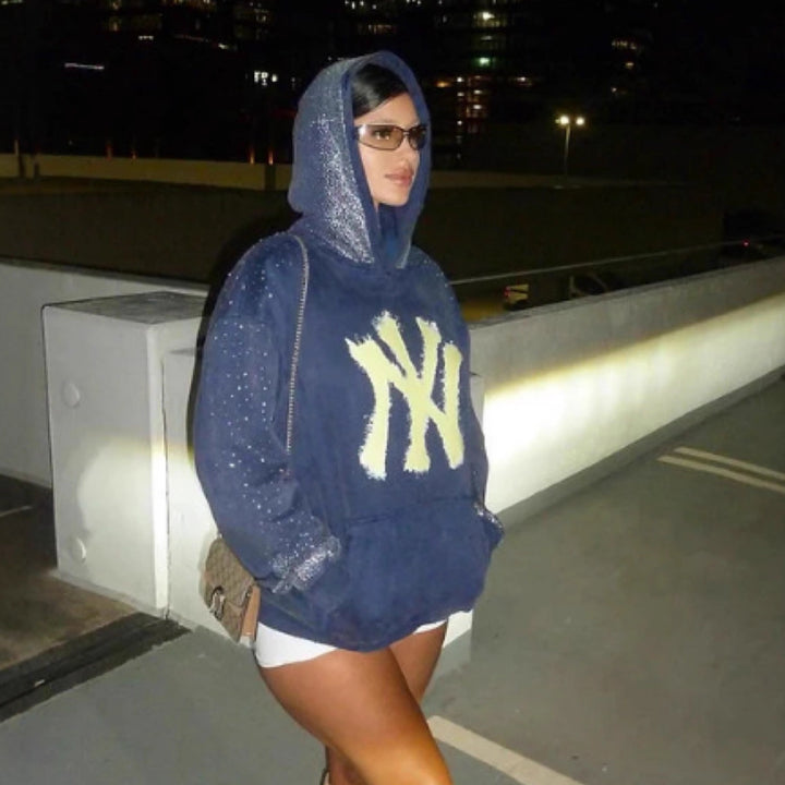 Dame sweatshirt med glitrende detaljer og iøynefallende logo Skjora