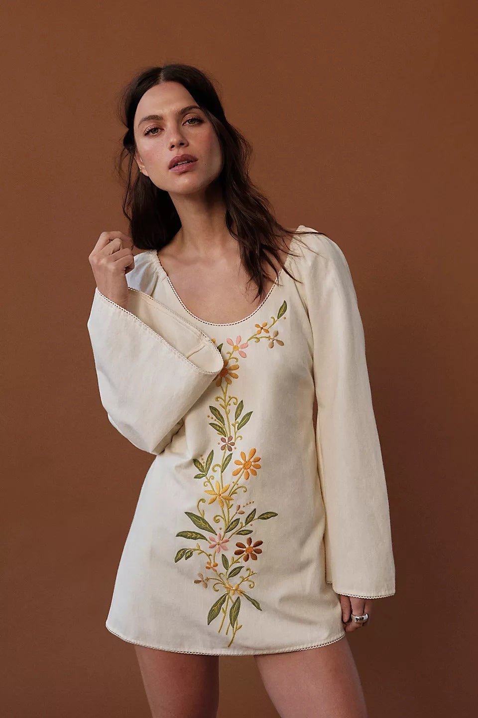 Damen Blusenkleid mit floralen Stickereien und weit ausgestellten Ärmeln Skjora