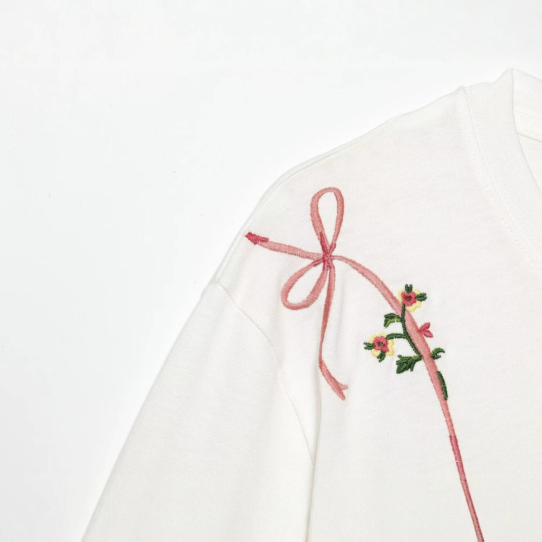 Damer T-skjorte med fin broderi og unike trykk Skjora