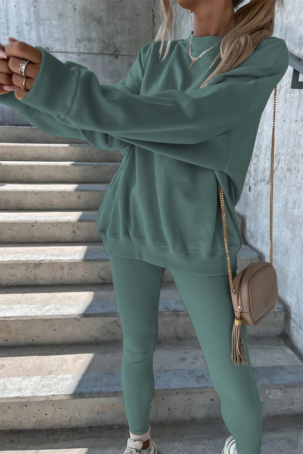 Damesporty fritidssett med casual oversized genser og tettsittende tights Skjora