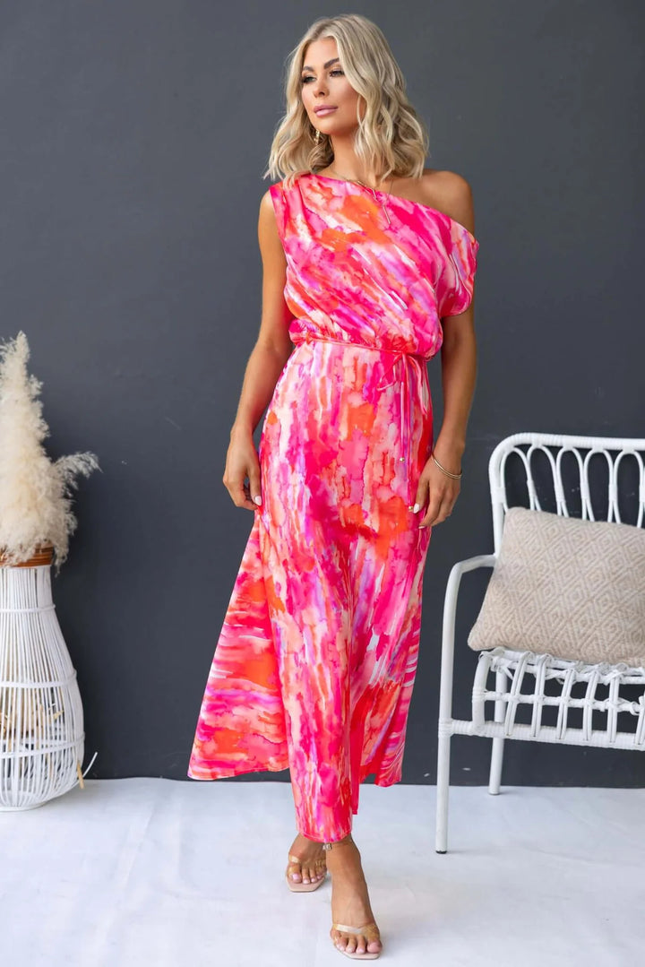 Kvinne maxi kjole med asymmetrisk design og flytende stoff