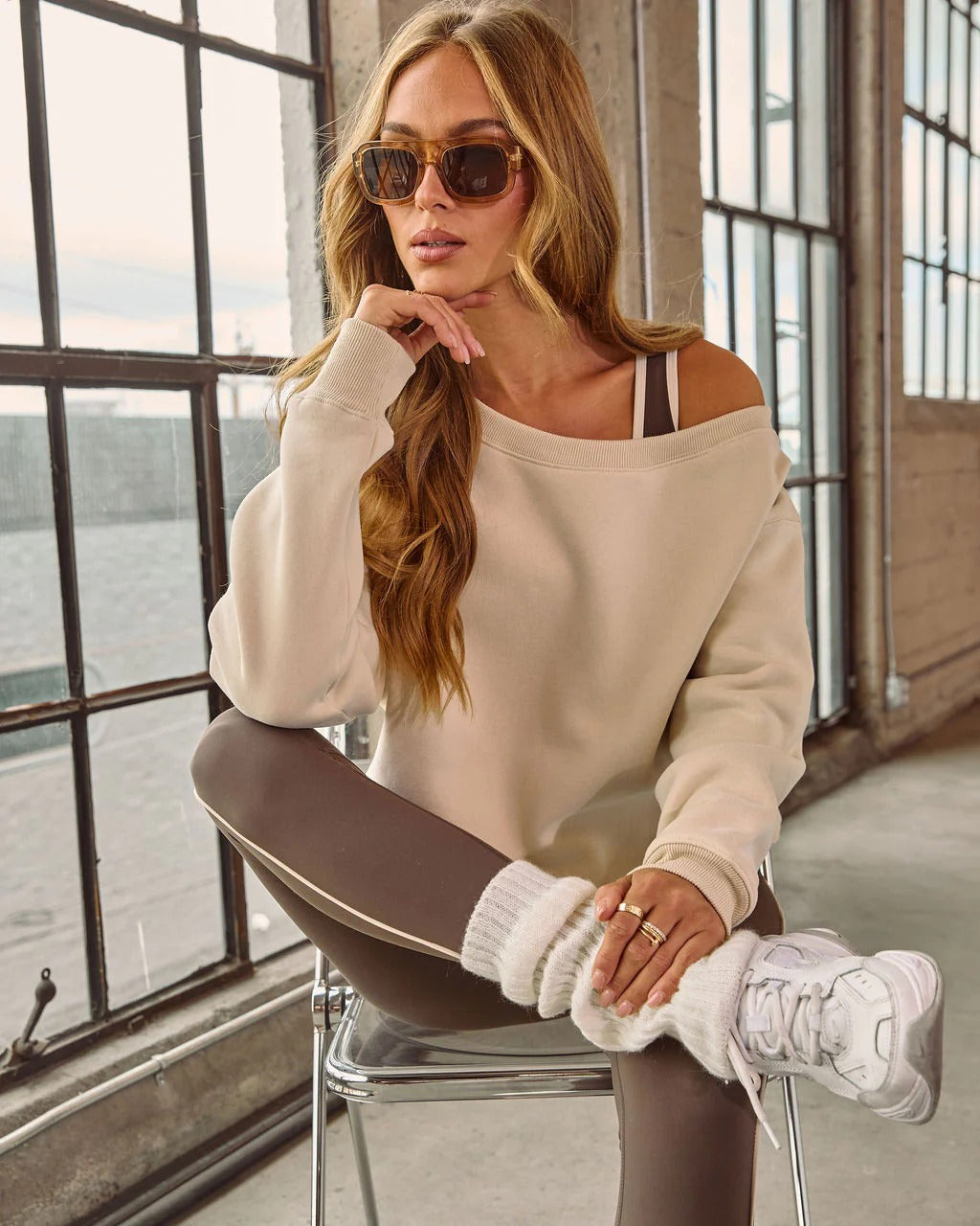 Dame Casual Off-Shoulder Genser med Bred Ermer og Motebaserte Detaljer Skjora