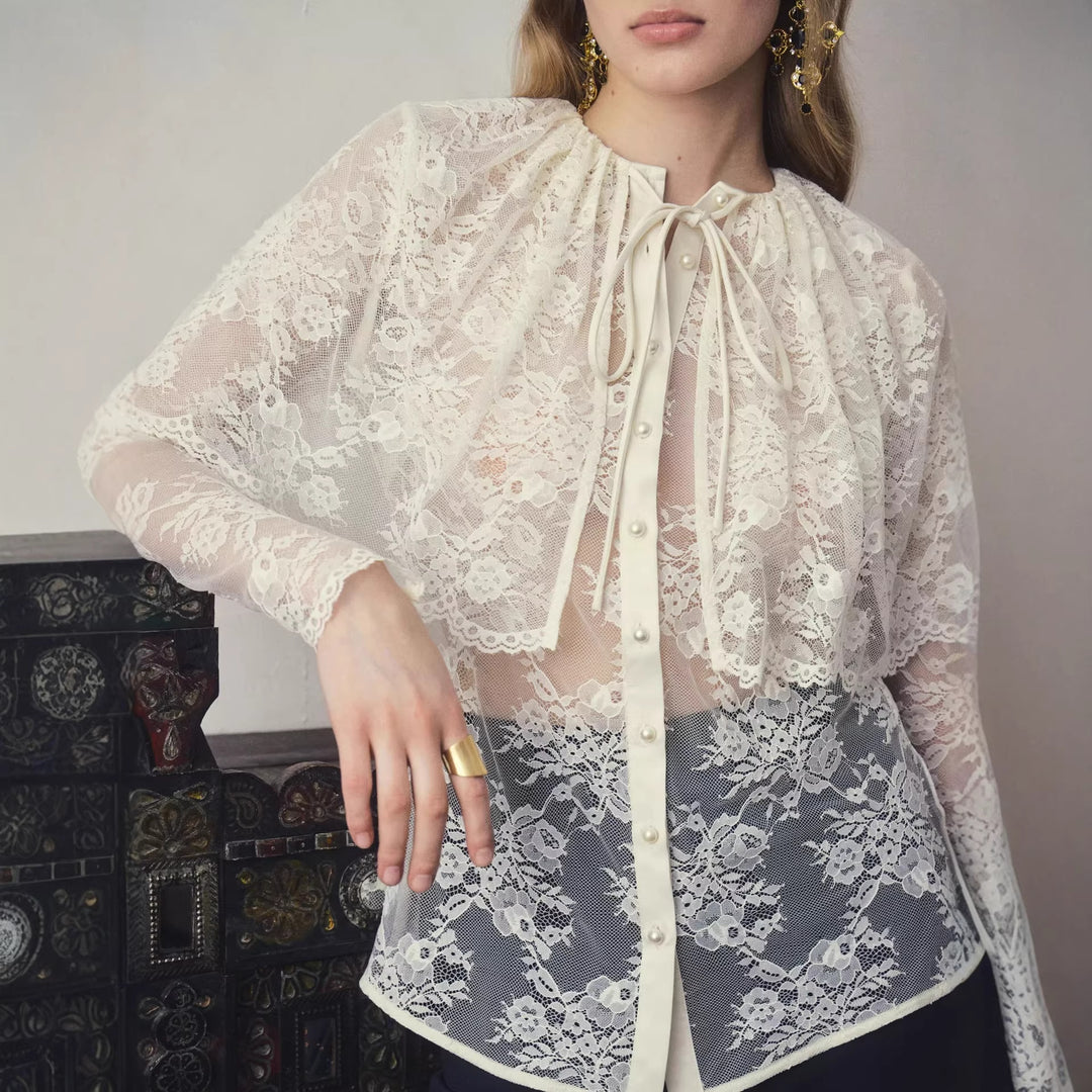 Dame spissbluse med elegant sløyfepynt og transparente innsatser Skjora