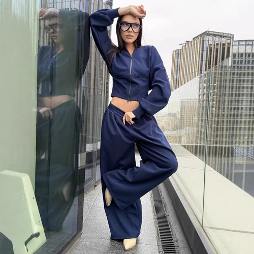Kvinne avslappet cropped hettegenser og brede bukser i urban stil Skjora