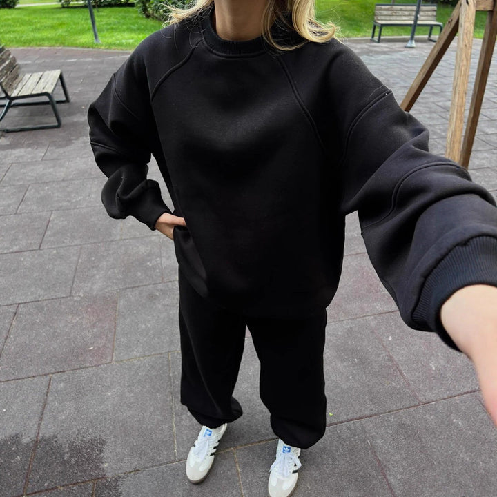 Dame avslappet sweatshirt og vid-kuttet joggebukse sett Skjora