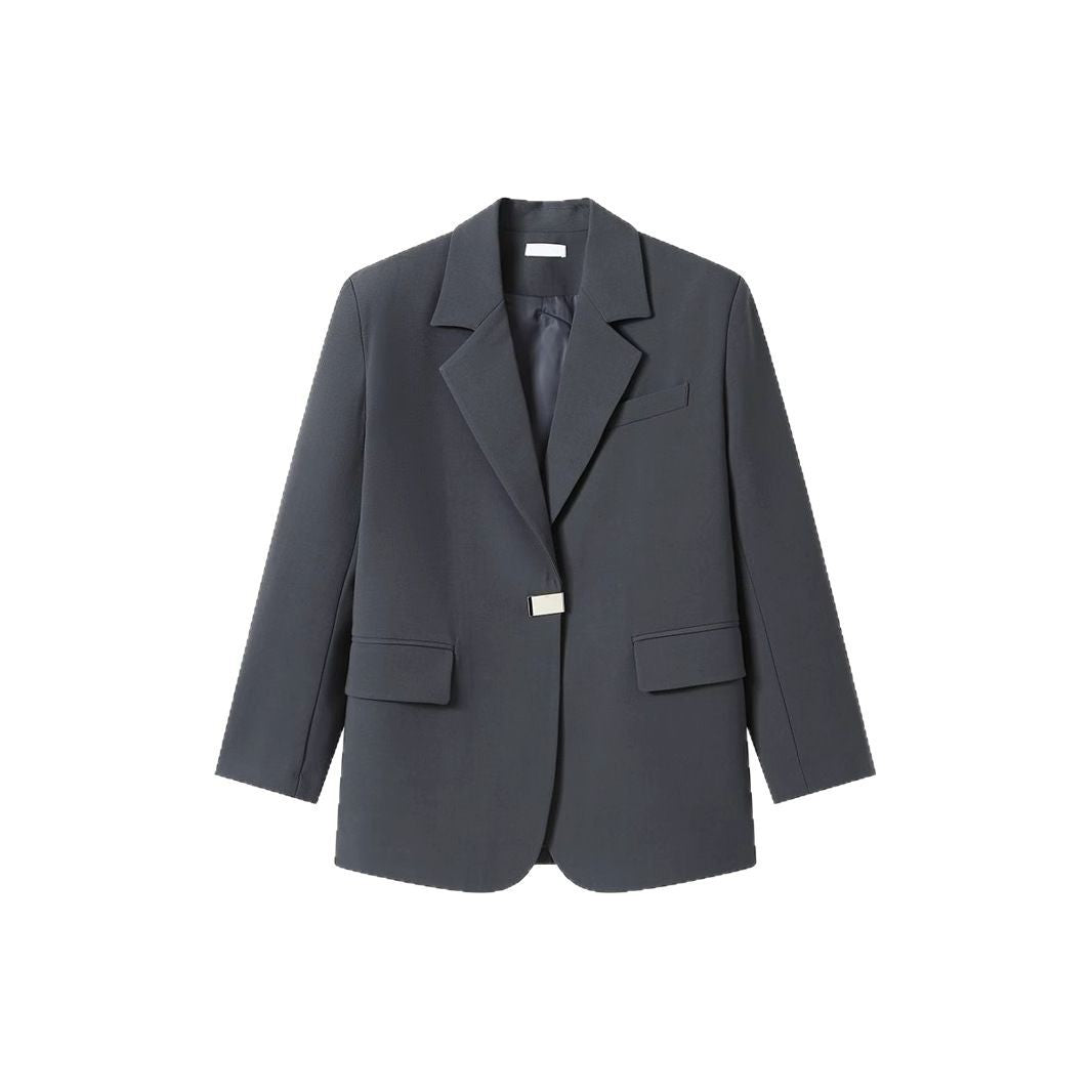 Kvinnes moderne oversized blazer med elegant snitt og dekorativ smykkeelement Skjora