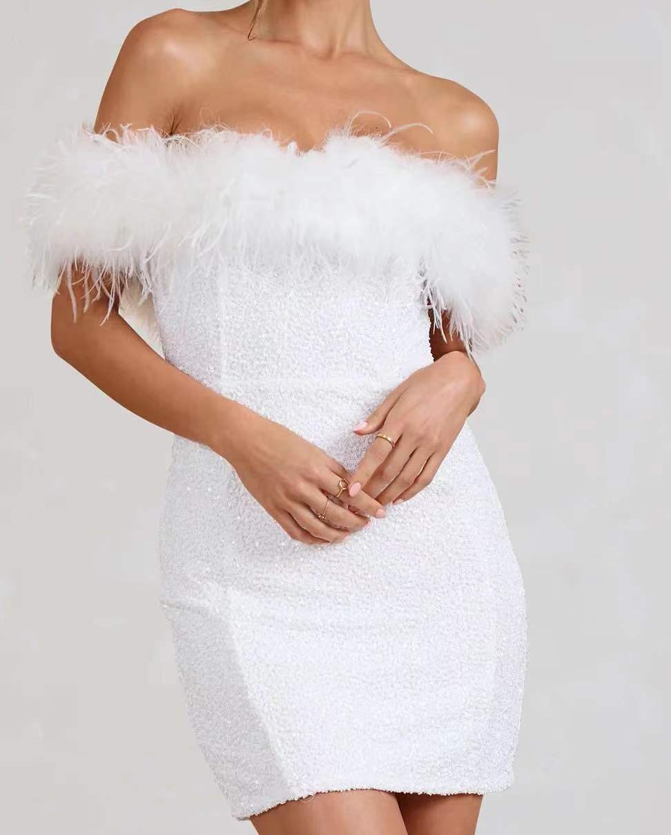 Dame Elegant Minikjole med Off-Shoulder Design og Fjærdekorasjoner