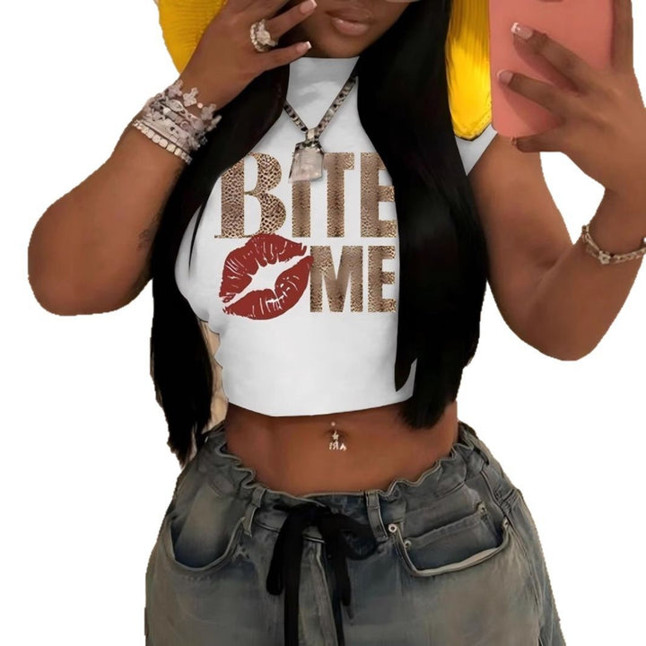 Dame Crop-Top med glitrende leppemotiv og kunstnerisk tekst Skjora