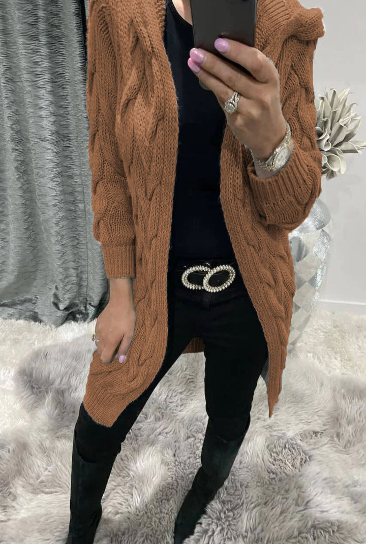 Kvinnes chunky strikk cardigan med nostalgisk kabeldesign og praktiske lommer Skjora