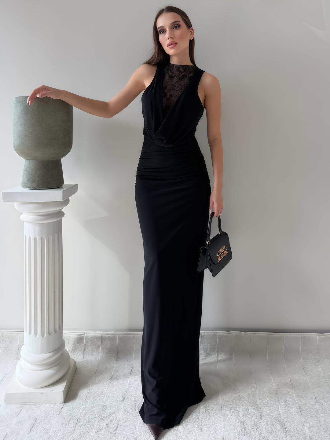 Damer Elegant Maxikjole med elegant halterneck-design og raffinert blondeplassering Skjora
