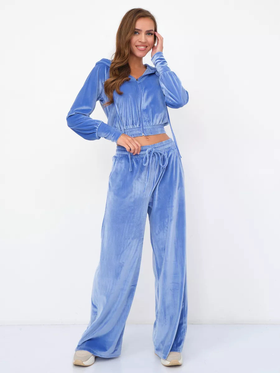 Kvinne sporty velour treningsdrakt med cropped hettegenser og løs passform